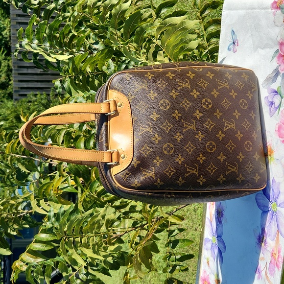`ღ´- ♥ -`EXCELLENT CONDITION Authentic Louis Vuitton Excursion Bag `ღ´- ♥ -`ღ´-♥ - Picture 3 of 16